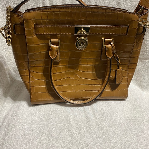 Micheal Kors Hamilton Camel Crossbody Just like new barely used good Condition. - Picture 2 of 11